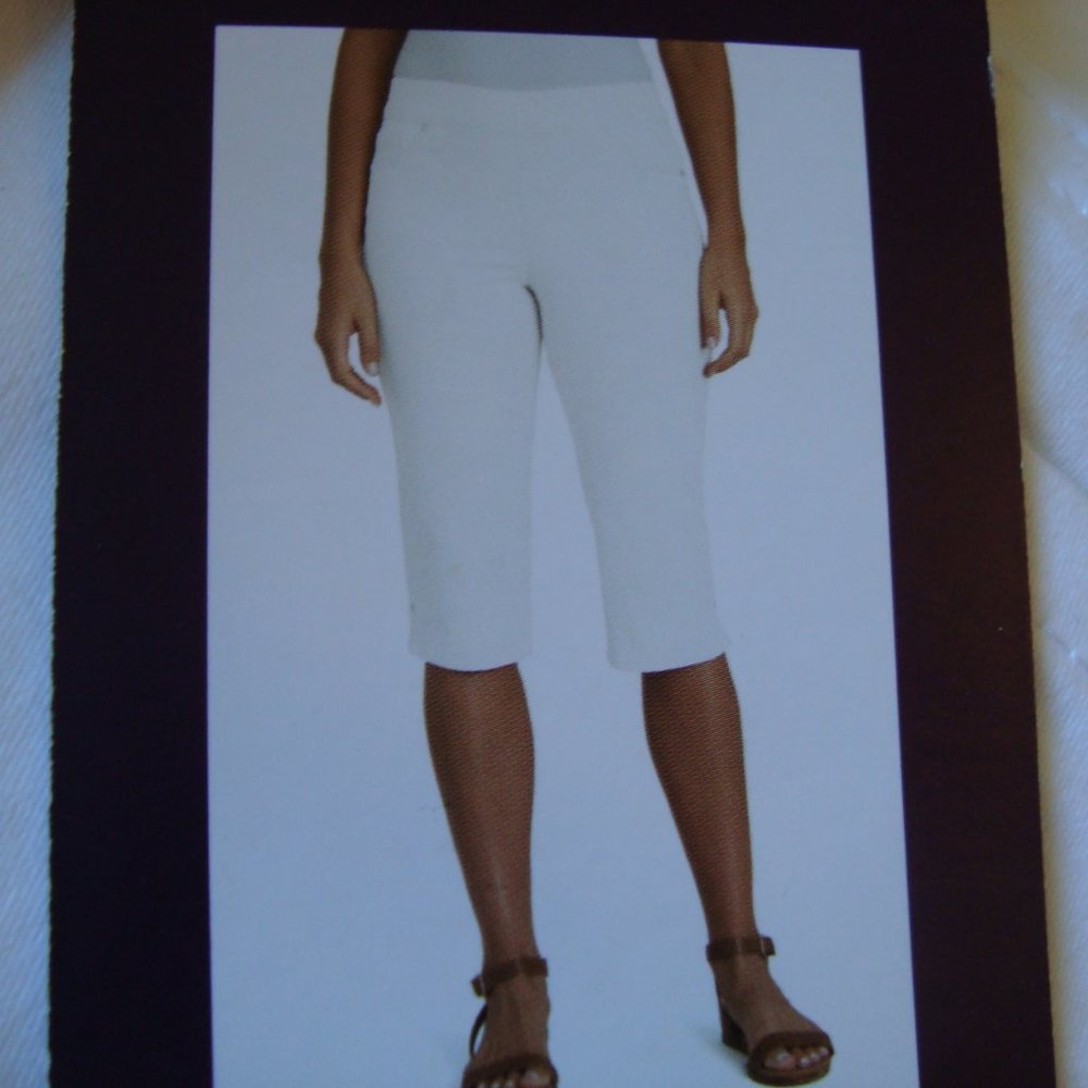 NWT Gloria Vanderbilt Avery Pull On Skimmer Mid-Rise Capris White sz 8